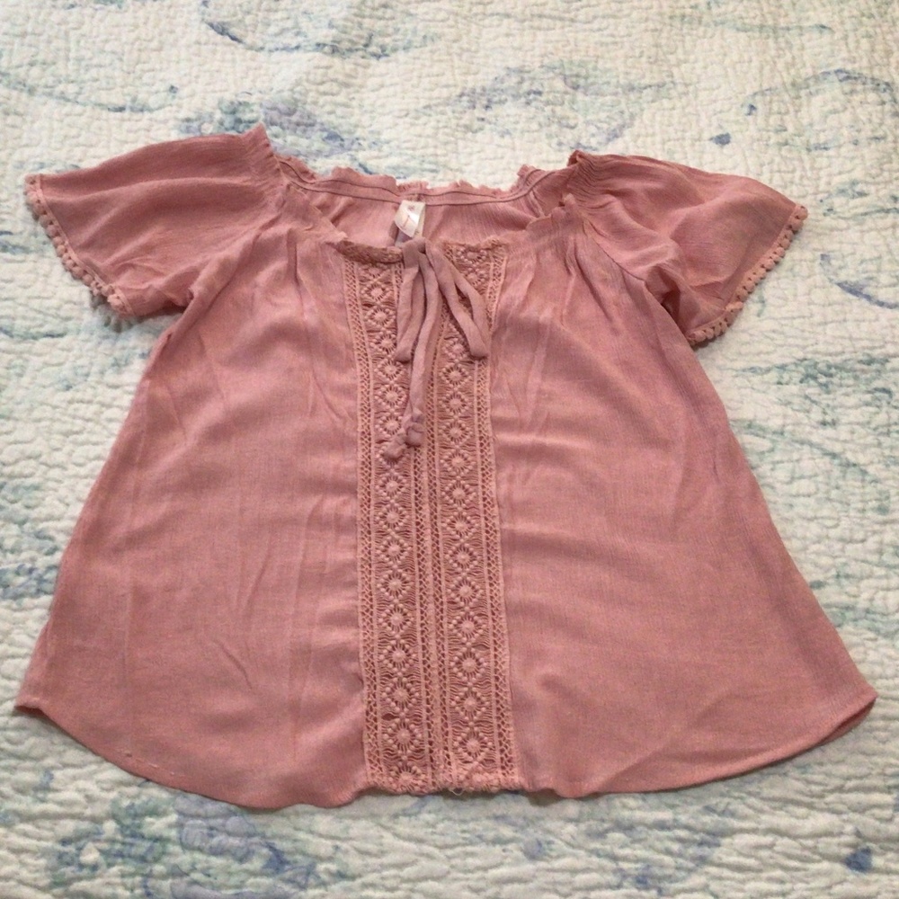 No Boundaries women’s short sleeved blush colored blouse